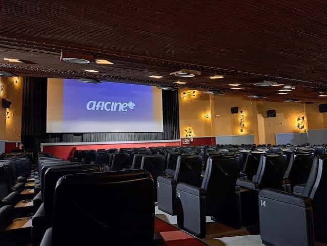 Interior del cine Rívoli con butacas y pantalla mostrando el logo de Aficine