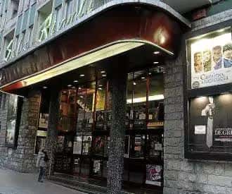 Fachada exterior del cine Rívoli en Palma de Mallorca con cartelera iluminada