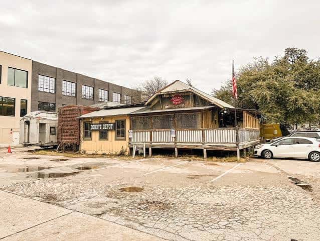 Vista exterior del edificio de Donn's Depot con su porche de madera