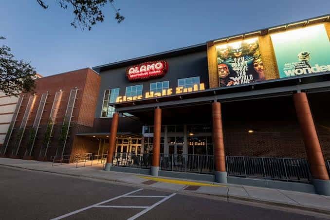 Fachada exterior del Alamo Drafthouse Lakeline al atardecer con iluminación cálida