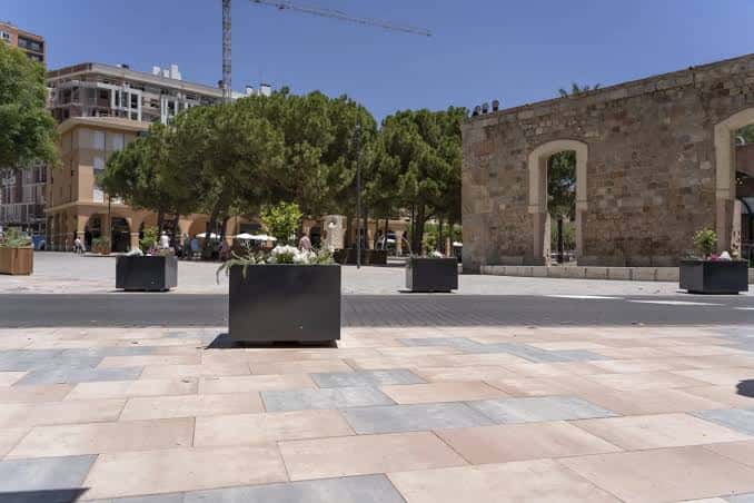 Vista amplia de la plaza con jardines y arquitectura histórica