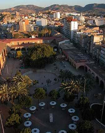 Vista aérea del parque Juan XXIII con mesas al aire libre y entorno urbano