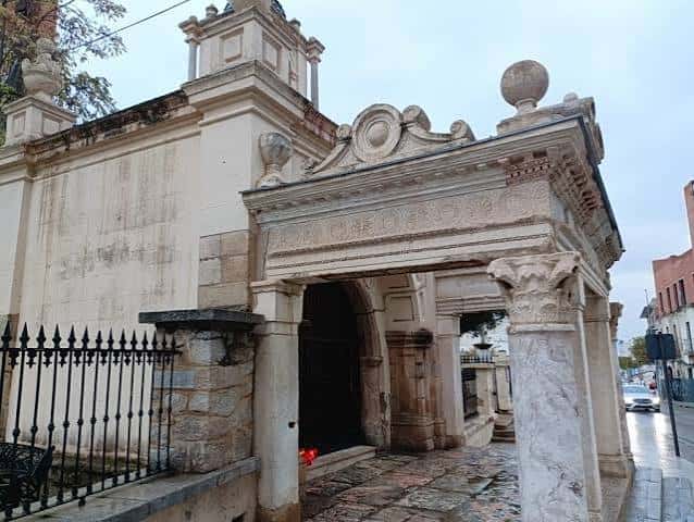 Vista de la fachada del Arco de Trajano en Mérida