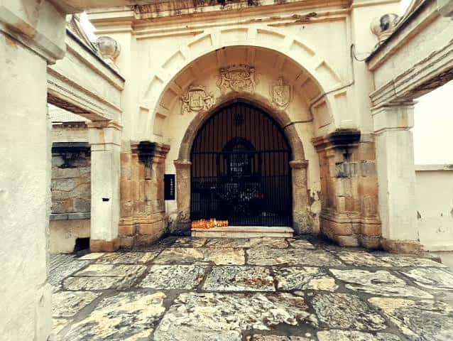 Entrada principal del Arco de Trajano con detalles arquitectónicos romanos