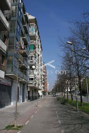 Edificio residencial con locales comerciales en planta baja a lo largo de la calle