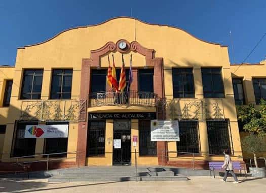 Fachada principal de la Tenencia de Alcaldía en Sagunto con banderas y arquitectura tradicional