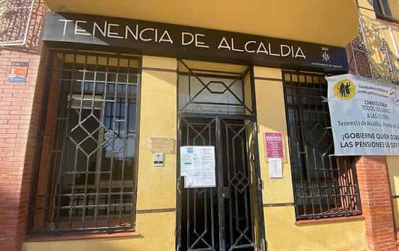 Entrada frontal de la Tenencia de Alcaldía con letrero y detalles arquitectónicos