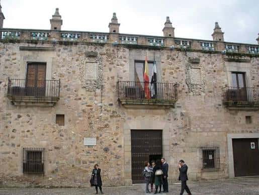 Fachada principal de la Casa de los Caballos con balcones y banderas