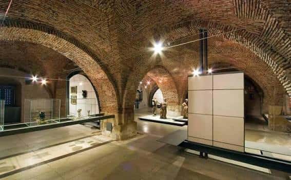 Interior con bóvedas de ladrillo y exposiciones del museo