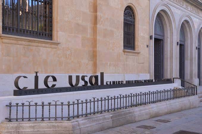 Fachada del edificio con el letrero CIE USAL
