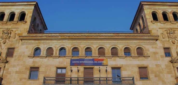 Detalle de la fachada superior con el nombre del centro