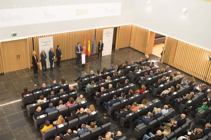 Interior del auditorio durante un evento con público y ponentes