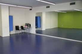 Sala de ensayo o danza con espejos y suelo acolchado