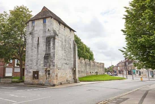 Vista exterior de la Fishergate Postern Tower en York, con sus muros de piedra y entorno urbano