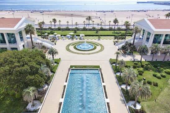 Vista aérea de los jardines, piscina y acceso a la playa del resort