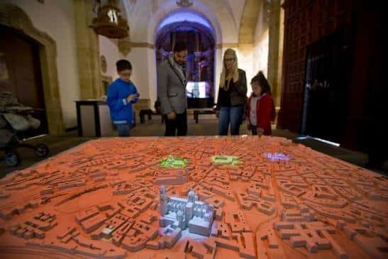 Modelo interactivo de la ciudad de Salamanca en el interior del centro