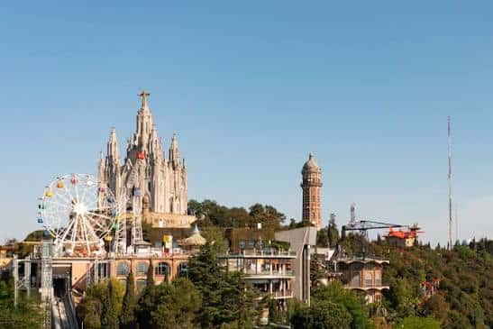 Vista panorámica del Tibidabo con la Sagrada Familia y la montaña de Montjuïc al fondo