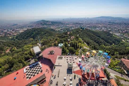 Vista aérea del parque de atracciones con la montaña de Montjuïc al fondo