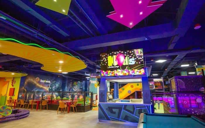 Zona de ocio infantil con juegos y luces de colores
