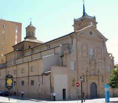 Iglesia de San Pedro Apóstol con su torre y fachada barroca