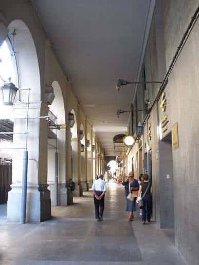 Vista del interior de los Porches de Galicia con sus arcos y columnas
