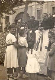 Escena histórica en la Plaça del Mestre Estalella con niños y adultos en vestimenta tradicional