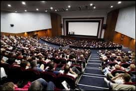 Auditorio lleno de público durante una función