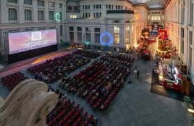 Vista aérea del evento Cibeles de Cine con público, escenario iluminado y decoración festiva en la plaza