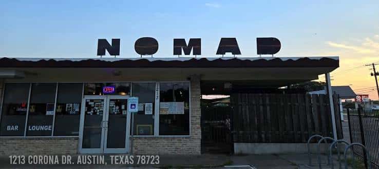 Vista exterior del Knomad Bar en Austin con su letrero distintivo