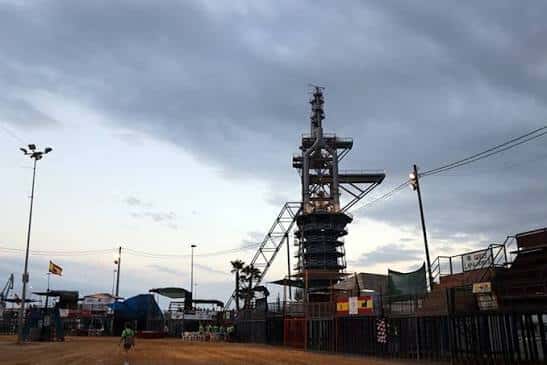 Vista general del recinto ferial con la estructura industrial de fondo bajo un cielo nublado