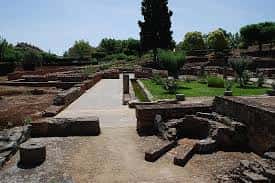 Ruinas arqueológicas del Teatro Romano de Mérida con senderos y zonas verdes