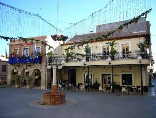 Fachada principal del Ayuntamiento de San Vicente del Raspeig con decoración festiva y plaza frente al edificio