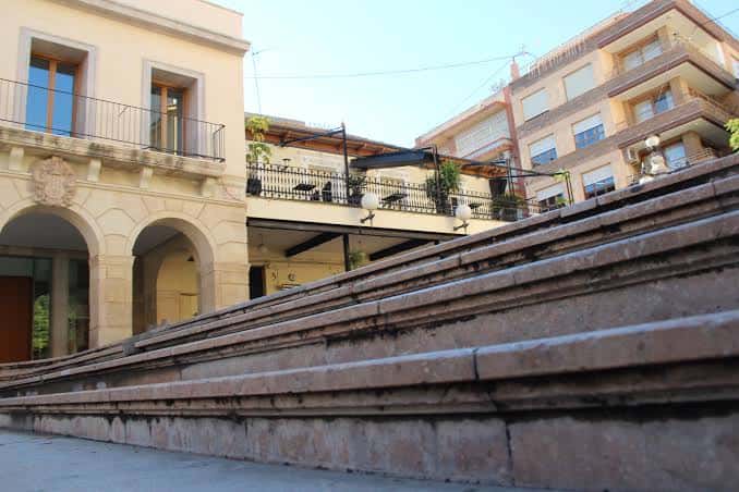 Vista lateral del Ayuntamiento con escalinata y detalles arquitectónicos clásicos