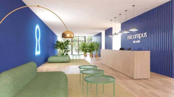 Recepción de la residencia con decoración moderna y logo de micampus