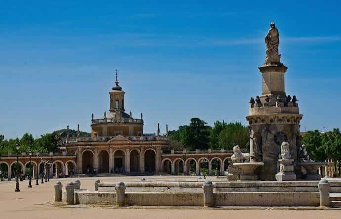 Plaza de la UNESCO en Aranjuez con fuente y estatua central