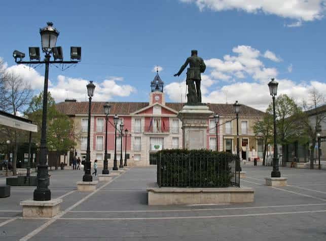 Plaza de la UNESCO con estatua y ayuntamiento al fondo