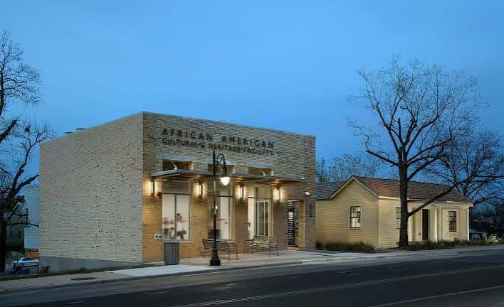 Vista exterior del edificio principal de la African American Cultural and Heritage Facility al atardecer
