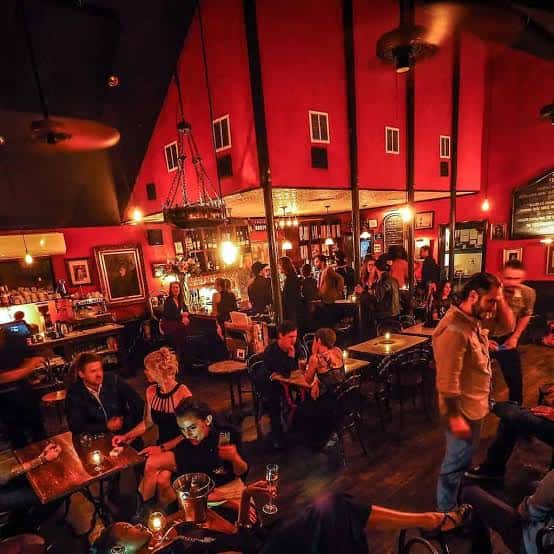 Interior del restaurante con paredes rojas y ambiente animado