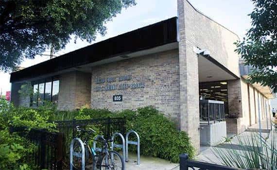 Vista exterior de la sucursal Little Walnut Creek Branch de la biblioteca pública de Austin