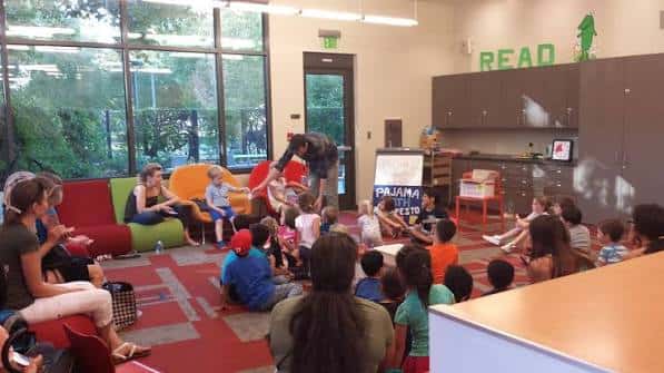 Sesión de lectura para niños en la biblioteca
