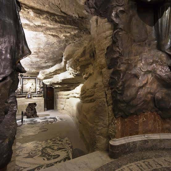 Interior de la cueva con formaciones rocosas naturales y detalles arquitectónicos