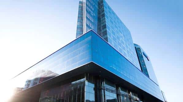 Ángulo bajo de la fachada de cristal del Halifax Convention Centre bajo luz solar directa
