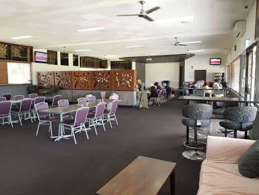Interior del salón principal del Carrington Bowling Club con mesas y sillas dispuestas para eventos