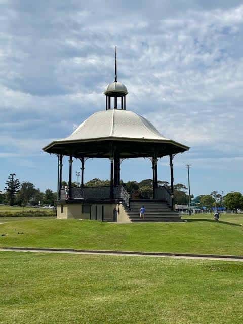 El kiosco histórico de Lambton Park en un día soleado