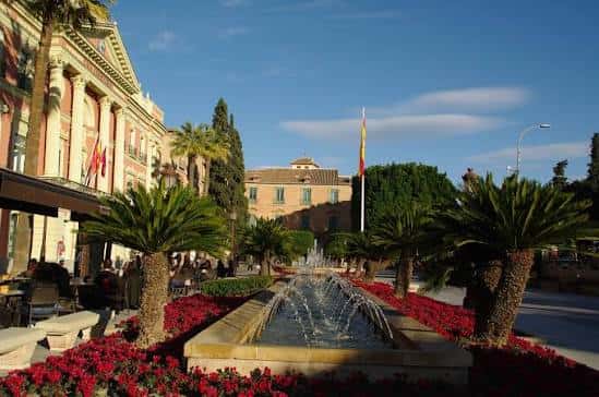 Vista de la Plaza de la Glorieta con fuente central y palmeras