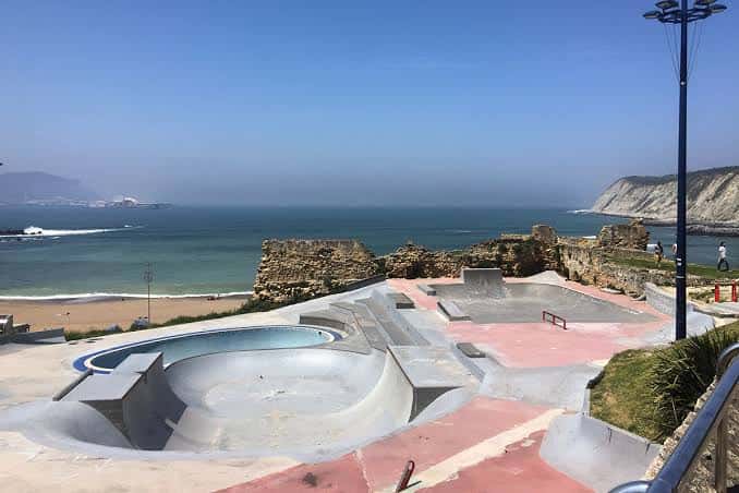 Vista panorámica del skatepark La Kantera con el mar y acantilados al fondo