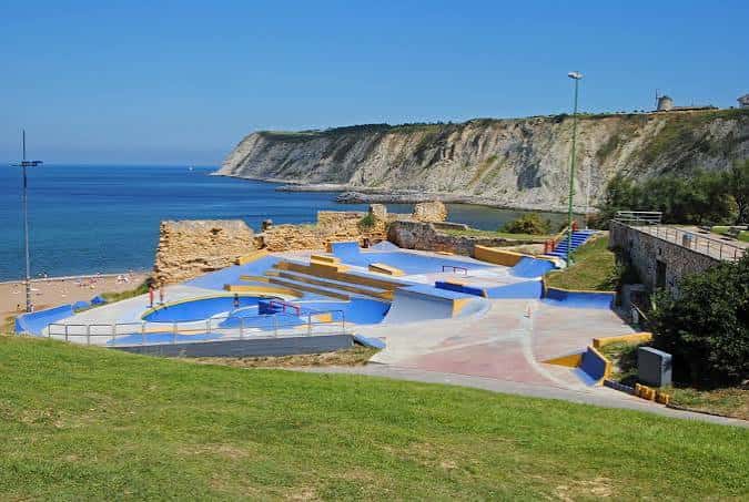Vista aérea del skatepark La Kantera con el mar y acantilados al fondo