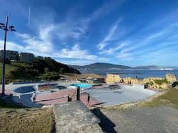 Vista general del skatepark La Kantera con el mar y acantilados al fondo