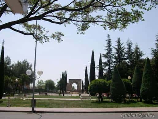 Vista panorámica de los Jardines del Torreón con el Arco de la Estrella al fondo