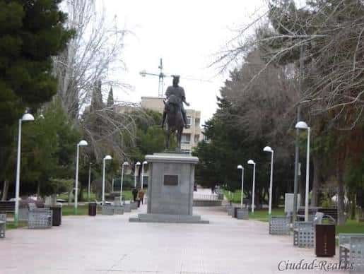 Plaza central de los jardines con la estatua ecuestre de Alfonso XII